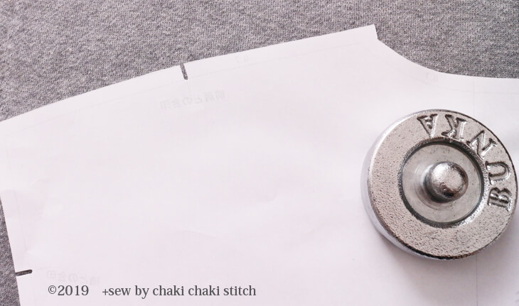 パターンノッチャーで型紙を後ろ側から裁断