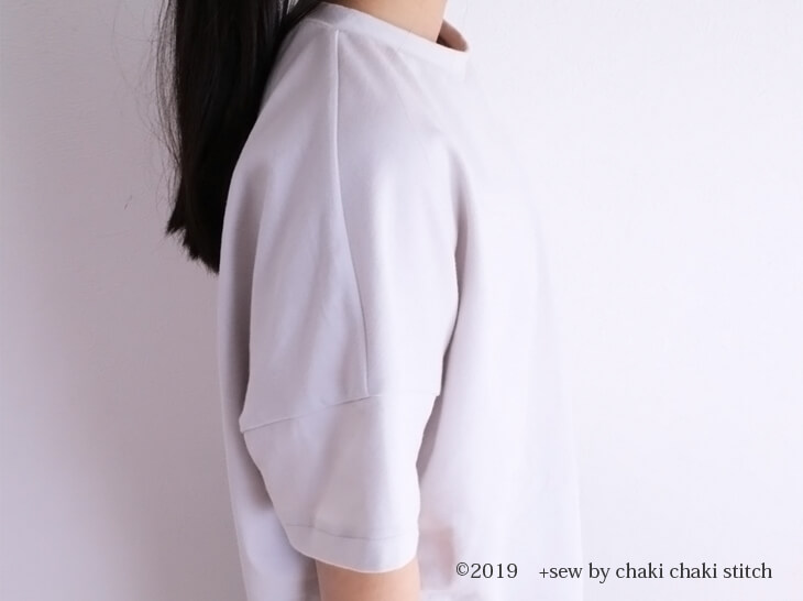 子供服型紙のドロップトレーナーで半袖アレンジ-横から着画