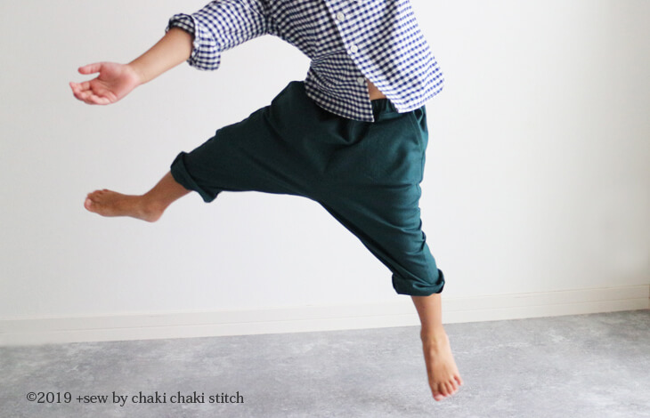 子供服ゆるテーパードズボン型紙100ジャンプ写真-股上が長めのサルエル感