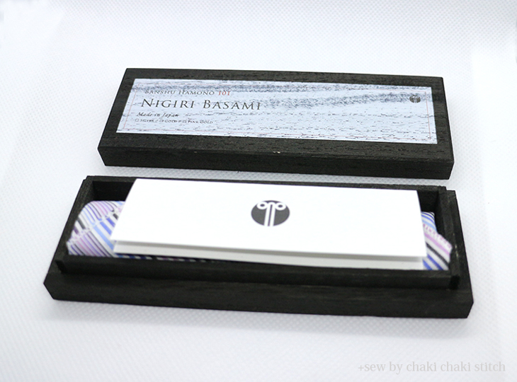 桐の箱に入った糸切りバサミ